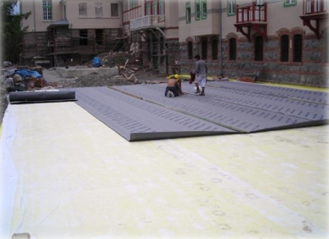 DELTA od firmy Dörken v skladbách striech hotela Kempiski