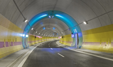 Dejvický tunel charakterizuje fialová barva vodicího obkladu