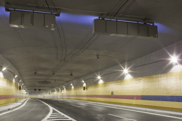 Bubenečský tunel (modrá) přechází do Dejvického (fialová)