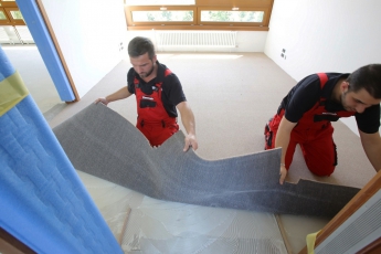 S disperzním lepidlem nalepili podlaháři přibližně 7000 m2 textilních krytin 