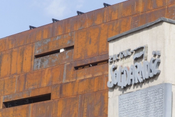 Muzeum Solidarity v polském Gdaňsku s fasádou z patinující oceli Cor-Ten