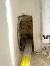 Ukázka chybně zpracované připojovací spáry pouze s montážní pěnou