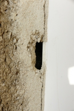 Ukázka chybně zpracované připojovací spáry pouze s montážní pěnou