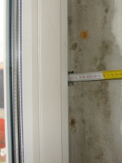 Ukázka chybně zpracované připojovací spáry pouze s montážní pěnou