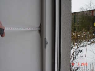 Ukázka chybně zpracované připojovací spáry pouze s montážní pěnou