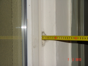 Ukázka chybně zpracované připojovací spáry pouze s montážní pěnou