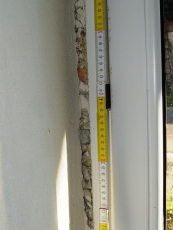 Ukázka chybně zpracované připojovací spáry pouze s montážní pěnou