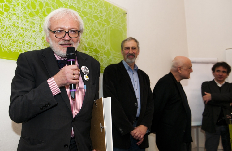 Prof. Švácha děkuje. V pozadí porotci Petr Kratochvíl a Emil Přikryl a předseda ČKA Ivan Plicka.