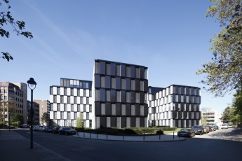 Fasádní koncept objektu B.O.C. ze dvou typů fasád ve dvou verzích. Hlavní části dominuje dvouvrstvá fasádní struktura. Před vnitřní tepelně aktivní stěnou jsou zavěšeny buď fotovoltaické, nebo stínicí panely vnějšího pláště. Foto www.rehfeld-fotografie.de.