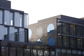 Fasády objektů B.O.C. i T.O.C. jsou charakteristické geometrickými tvary. Černobílý šachovnicový vzor objektu B.O.C. kontrastuje s metalickými černomodrými kruhovými obrazci sousedícího objektu T.O.C. Foto www.rehfeld-fotografie.de.