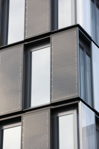 Pro různé typy fasády kancelářského objektu B.O.C. byly sestaveny speciální konstrukce založené na hliníkovém blokovém systému Schüco AWS 75 BS.HI, v kombinaci s na míru integrovanými fotovoltaickými panely. Foto www.rehfeld-fotografie.de.