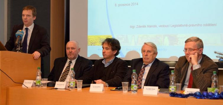 Tisková konference ČKAIT, ČKA a SMO – zleva: Mgr. Zdeněk Mandík, vedoucí legislativně právního oddělení SMO ČR; Ing. arch. Pavel Rada, předseda dozorčí rady ČKA; Ing. arch. Ivan Plicka, předseda ČKA; Ing. Pavel Křeček, předseda ČKAIT; Ing. Robert Špalek, místopředseda ČKAIT