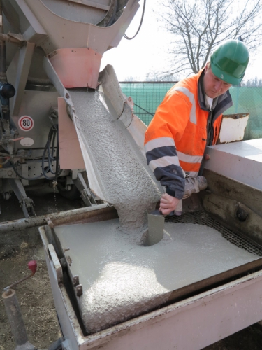 Čerpání lité směsi na stavbě z autodomíchávače