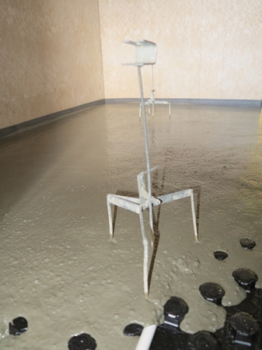 Litý potěr před nivelací