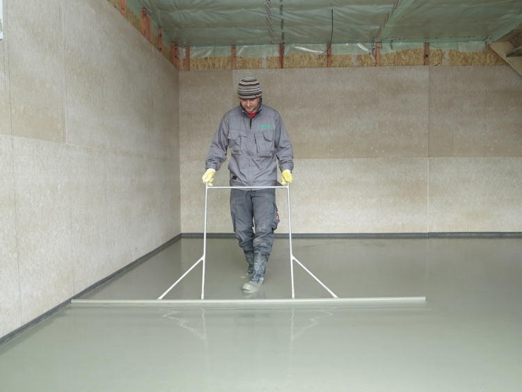 Hutnění – hrubé urovnání lité směsi