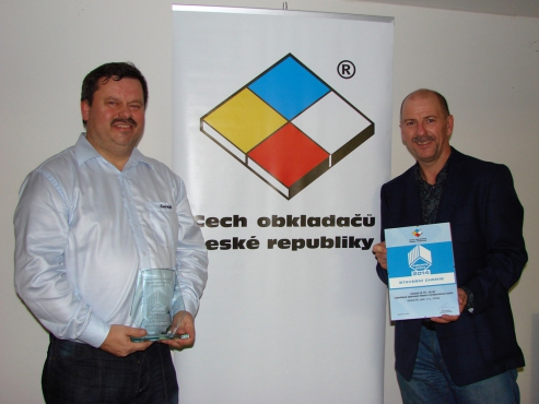 Diplom z rukou předsedy představenstva Cechu obkladačů Romana Pommera (vpravo) převzal Jiří Pavlíček, manažer technické podpory Ceresit (Henkel ČR)