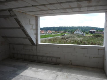 Vnitřní líc hotové konstrukce připravený k omítnutí