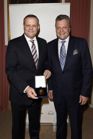 Zleva: Andreas Engelhardt, CEO společnosti Schüco International KG, a Dr. Stephan Kufferath, ředitel společnosti GKD – Gebr. Kufferath AG