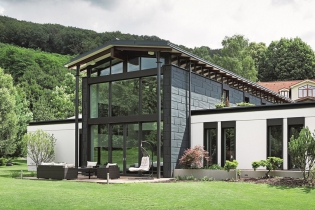 Fasádní panely PREFA FX.12 a fasádní desky REYNOBOND na rodinném domě v Borince