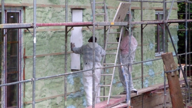 Se stříkanou izolací zateplíte celý dům za jediný den