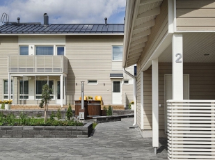 Integrované solární panely Ruukki Classic Solar nejsou na střeše domu téměř vidět