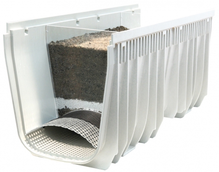 Filtrační žlab MEA Clean s filtračním substrátem Biocalith. Složka K pro odbourávání těžkých kovů je bílé barvy, nad ní je vložena složka MR pro likvidaci minerálních látek.