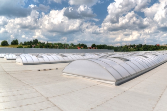 Obr. 2: Pásové obloukové světlíky na střeše montážní haly