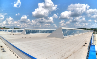 Obr. 3: Shedové světlíky na střeše výrobní haly