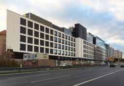 Budova Administrativního centra Kačerov snížila hluk z magistrály – foto z prosince 2014