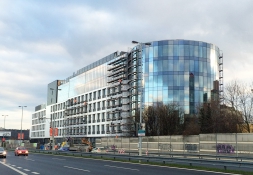 Budova Administrativního centra Kačerov snížila hluk z magistrály – foto z prosince 2014