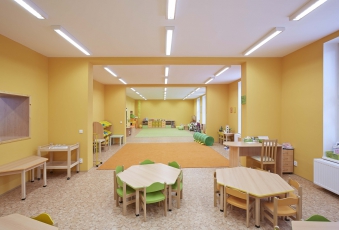 Při rekonstrukci interiéru školky v Bříze byly využity červené protipožární sádrokartonové desky Rigips se složkou Activ’Air. Pro rekonstrukce škol a školek je využití desek s Activ’Air velmi vhodné, protože děti jsou na kvalitu ovzduší nejcitlivější.