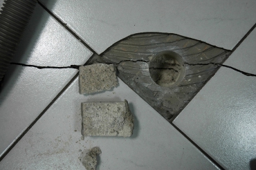 Obr. 1: Trhlina přes celou skladbu podlahy