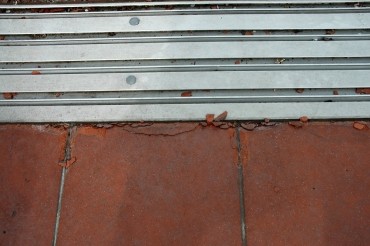 Obr. 2: Štěpiny keramické dlažby položené kolem plaveckého bazénu