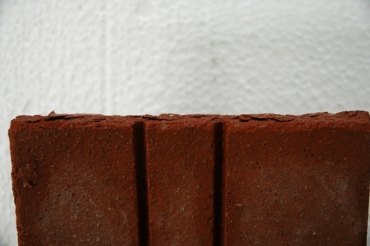 Obr. 3: Odlupování štěpin ze vzorku zkoušeného v misce zaplavené vodou