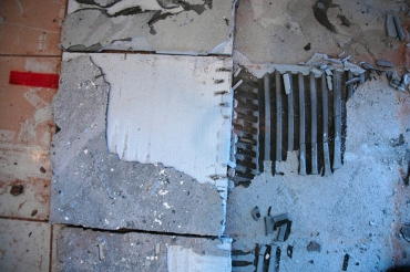 Obr. 4: Dlaždice spojená s lepidlem snad jen na 50 % plochy