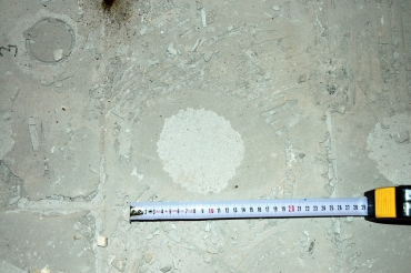 Obr. 6: Kruhový terč na lepidle po poklepu na dlaždici, jejíž materiál se při bourání dlažby vytrhl