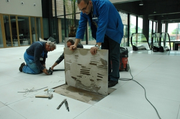 Obr. 7: Velkoplošná dlaždice jen bodově přilepená; oddělení celé dlaždice v tomto případě vyvolaly účinky zatížení čisticím vozem ve vztahu k nedostatečné únosnosti podkladních vrstev