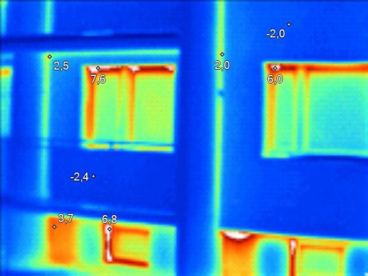 Obr. 1: Nedostatečně zateplená soklová část domu