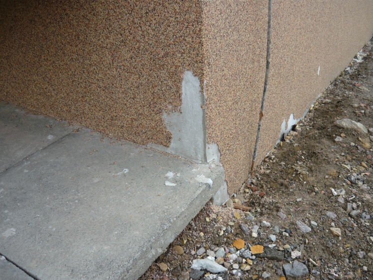 Obr. 2: Chybně provedená hydroizolace soklové části zateplení