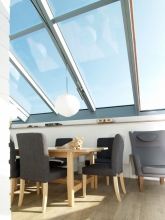 Velké plochy prosklení se dají odsunout do strany nad pevně prosklené části a z bytu vytvořit exkluzivní venkovní posezení