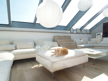 Trojskla s vynikajícími tepelněizolačními vlastnostmi řeší zimní chlad a (zatím nedokončené) vnější zastínění terasy textilními „motýly“ letní horka