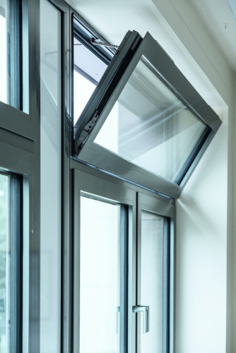 Základní škola Sachsenallee, okno s mechatronickým kováním Schüco TipTronic.