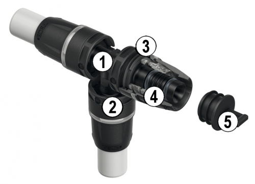 Nasouvací tvarovka se skládá z několika málo částí: 1 – základní tělo tvarovky (PPSU, mosaz nebo bronz); 2 – otočná objímka s velkým inspekčním okénkem; 3 – kónický svěrný kroužek pro bezpečné spojení; 4 –  dva O-kroužky pro trvale těsné spojení; 5 – uzavírací víčko proti prachu a nečistotám