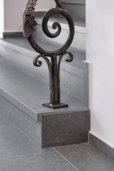 Vstupní zámecké schodiště pokryly schodové tvarovky ze série Rock v odstínu šedé žuly