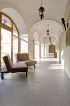 Univerzální dlaždice Rock se uplatnily i na zámeckých chodbách
