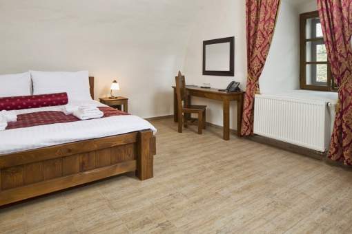 Na podlahách některých apartmánů je položena dlažba série Travertin s jemně reliéfním lapovaným povrchem