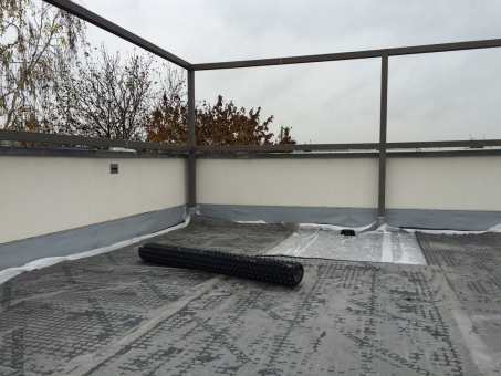 Pokládka folie DELTA-FLORAXX TOP na geotextilii s gramáží min. 300 g/m²