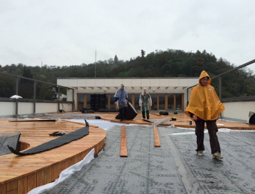 Pokládka folie DELTA-FLORAXX TOP na geotextilii s gramáží min. 300 g/m²