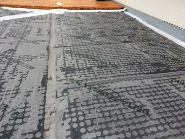 Filtrační, hydroakumulační, drenážní a ochranná vrstva DELTA-FLORAXX TOP položená v jednom pracovním kroku