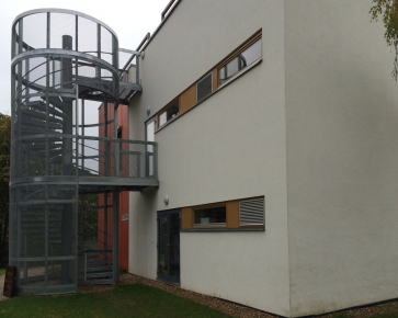 Točité schodiště jako přístup na terasu